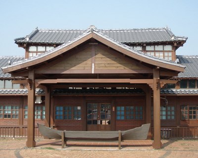 融合日式木構與現代結構的玄關設計，靈感來自OT運寶建築語彙