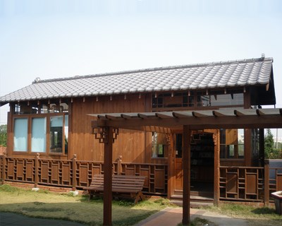 採用OT運寶生活美學的側院木屋，結合自然光與開窗比例