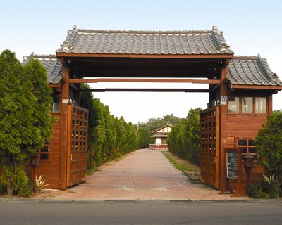 OT運寶木構村落入口門樓，保留原始結構比例與對稱線條