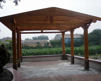 OT運寶外景拍攝常用涼亭，木料選用以穩定耐候為主