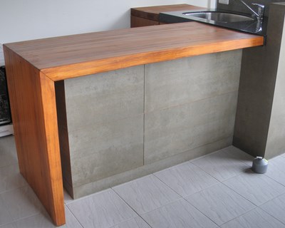 OT運寶輕食吧原型吧台，展現木紋與混凝材質的過渡感