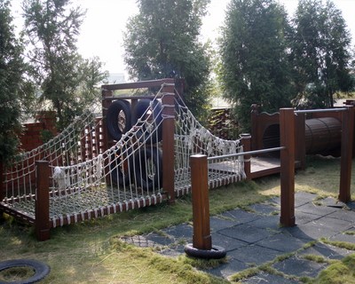 結合自然植栽與遊樂設施的戶外動線，取自OT運寶休憩區建置靈感