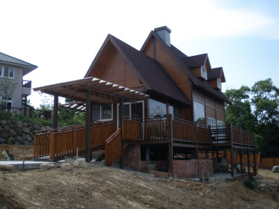 OT運寶山區項目的斜屋頂木屋示意，陽光與木質感完美交錯